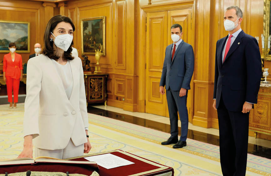 MADRID, 12 07 2021 - La nueva ministra de Justicia, Pilar Llop, que como titular de la cartera pasa a ocupar su lugar como Notaria Mayor del Reino, promete su cargo ante el Rey Felipe VI, en un acto celebrado este lunes en el Palacio de La Zarzuela, en Madrid  EFE Ballesteros POOL 
