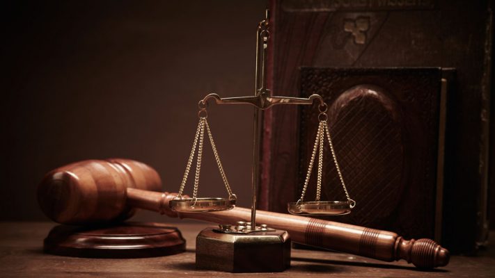 Balanza de justicia y un mazo