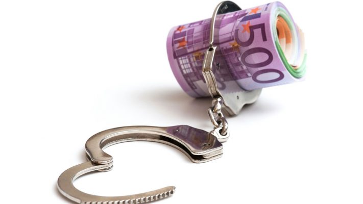 Billetes de euro cogidos con unas esposas