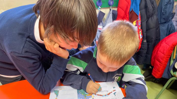 Dos niños en un aula