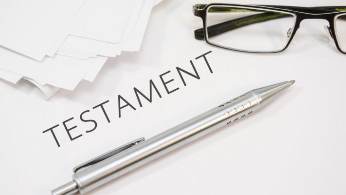 Gafas, bolígrafo y palabra testamento