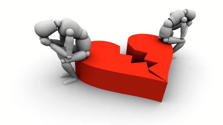 Muñequitos sobre un corazón roto