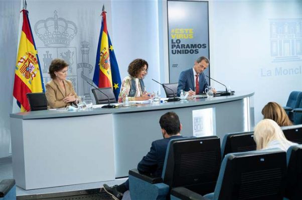 La vicepresidenta primera del Gobierno, ministra de la Presidencia, Relaciones con las Cortes y Memoria Democrática, Carmen Calvo; la ministra de Hacienda y portavoz del Gobierno, María Jesús Montero, y el ministro de Ciencia e Innovación, Pedro Duque, durante su comparecencia tras la reunión del Consejo de Ministros.