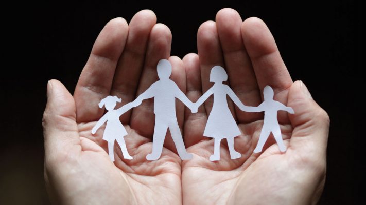 Familia entre las manos