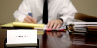 La competencia técnica: ser o no ser abogado Abogado trabajando
