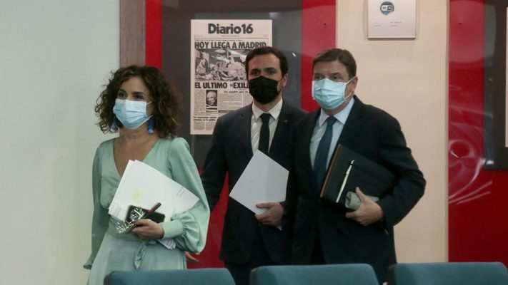 La ministra de Hacienda y portavoz del Gobierno, María Jesús Montero, el ministro de Agricultura, Pesca y Alimentación, Luis Planas, y el ministro de Consumo, Alberto Garzón, llegan a la rueda de prensa posterior al Consejo de Ministros.
