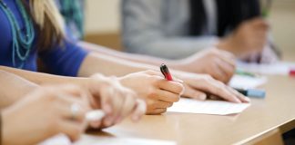 En busca de la buena fe de la Administración en las oposiciones de acceso a la función pública Personas haciendo un examen