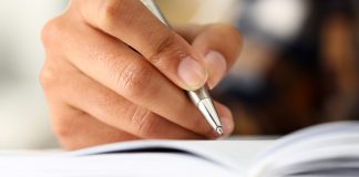 Calificación de la representación de sociedades Una persona escribiendo