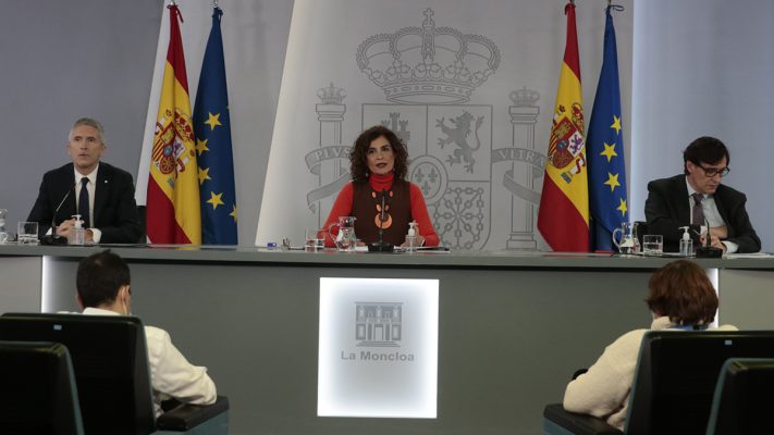La ministra de Hacienda y portavoz del Gobierno, María Jesús Montero, el ministro del Interior, Fernando Grande-Marlaska, y el ministro de Sanidad, Salvador Illa, al comienzo de la rueda de prensa posterior al Consejo de Ministros.