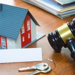 Procedimiento de desahucio: cómo combatir contra el llamado inquilino moroso Casita, llaves y mazo