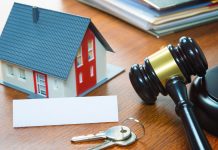 Procedimiento de desahucio: cómo combatir contra el llamado inquilino moroso Casita, llaves y mazo