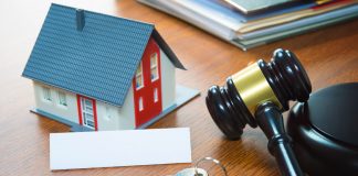 Procedimiento de desahucio: cómo combatir contra el llamado inquilino moroso Casita, llaves y mazo
