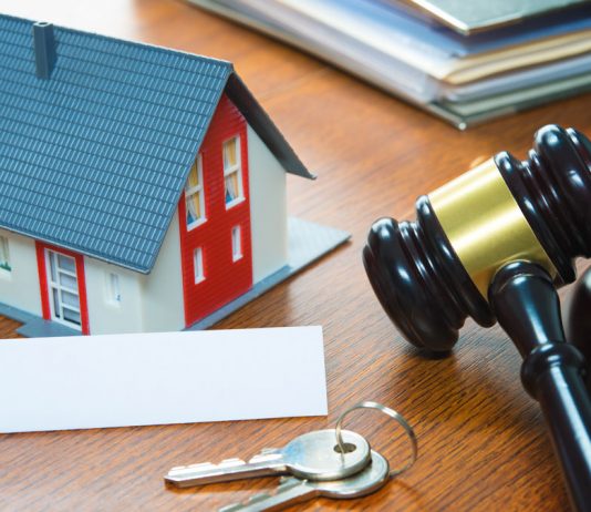 Procedimiento de desahucio: cómo combatir contra el llamado inquilino moroso Casita, llaves y mazo