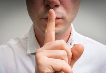 Un investigado por uso de información privilegiada tiene derecho a guardar silencio Gesto de silencio
