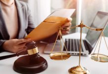 Abogados y procuradores se manifiestan en Madrid para pedir jubilaciones dignas: «Necesitamos una solución»