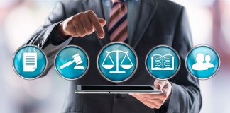 La confirmada obligatoriedad del uso de la tecnología en la Administración de Justicia Abogado, tablet e iconos