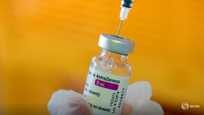 Un trabajador médico sostiene un vial de la vacuna AstraZeneca COVID-19 en un centro de vacunación, en medio del brote de enfermedad por coronavirus, en Ronquieres, Bélgica, el 6 de abril de 2021. REUTERS/Yves Herman
