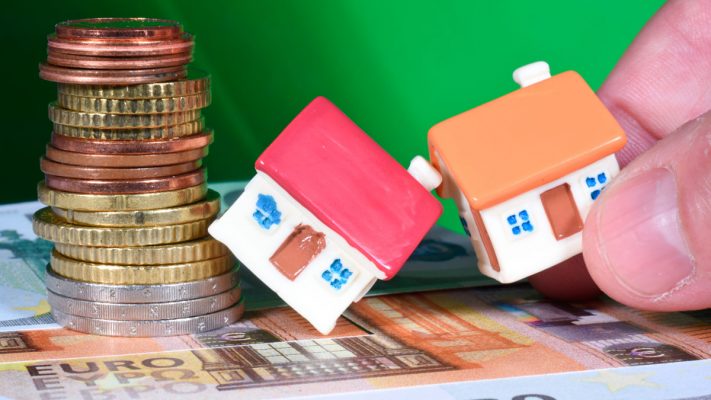 Dos casitas y dinero