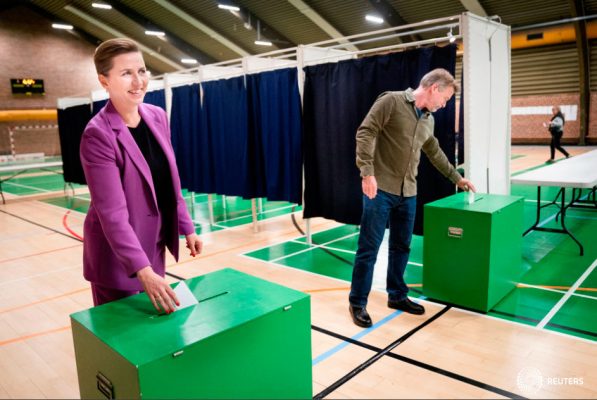La líder socialdemócrata y primera ministra danesa Mette Frederiksen y su esposo Bo Tengberg votan en Hareskovhallen mientras Dinamarca celebra un referéndum sobre la exclusión voluntaria de defensa de la UE, en Vaerloese, Dinamarca, el 1 de junio de 2022. Ritzau Scanpix/Liselotte Sabroe vía REUTERS