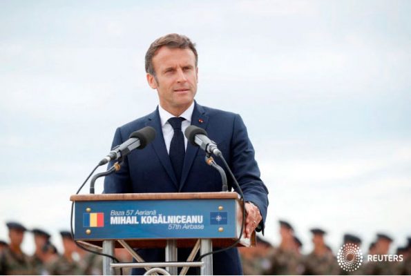 El presidente francés, Emmanuel Macron, pronuncia una declaración mientras visita a las fuerzas de la OTAN en la Base Aérea Mihail Kogalniceanu, cerca de la ciudad de Constanza, Rumania, el 15 de junio de 2022. Yoan Valat/Pool vía REUTERS/Foto de archivo