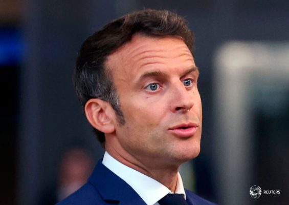 El presidente francés, Emmanuel Macron, habla con los medios de comunicación durante el segundo día de una cumbre de líderes de la Unión Europea, mientras los líderes de la UE intentan acordar las sanciones petroleras rusas en respuesta a la invasión rusa de Ucrania, en Bruselas, Bélgica, el 31 de mayo de 2022. REUTERS/Johanna Geron