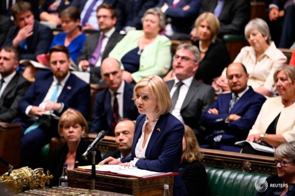 La primera ministra británica Liz Truss asiste a sus primeras preguntas del primer ministro en la Cámara de los Comunes en Londres, Gran Bretaña, el 7 de septiembre de 2022. Parlamento del Reino Unido/Jessica Taylor/Folleto vía REUTERS