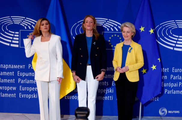 La primera dama ucraniana Olena Zelenska, la presidenta del Parlamento Europeo Roberta Metsola y la presidenta de la Comisión Europea Urusla von der Leyen posan para una foto en el Parlamento Europeo, en Estrasburgo, Francia, el 14 de septiembre de 2022. REUTERS/Yves Herman