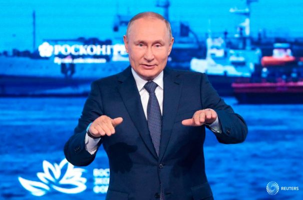 El presidente ruso, Vladimir Putin, asiste a la sesión plenaria del Foro Económico Oriental (EEF) 2022 en Vladivostok, Rusia, el 7 de septiembre de 2022. Sergey Bobylev/TASS Host Photo Agency/Handout vía REUTERS