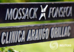 Letrero con una lista de compañías entre las que figura el bufete de abogados Mossack Fonseca, en un edificio de Ciudad de Panamá, el 3 de abril de 2016
