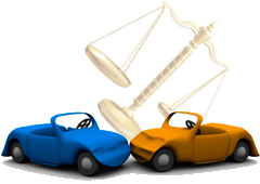 Dos coches chocando y una balanza de la justicia por detrás