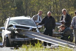 Accidente de coche una carretera contra un quitamiedos.
