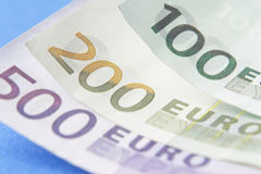 “Pre-concurso” de acreedores 3 billetes de 100, 200 y 500 euros.
