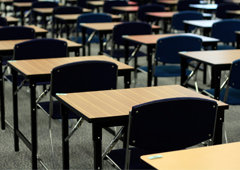Parte de un aula vacía con las mesas y las sillas