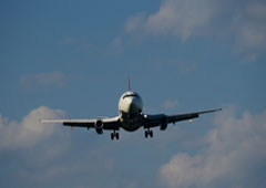 Un avión volando