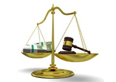 Balanza de la justicia, mazo y euros