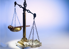 Balanza de la justicia y billetes de euros