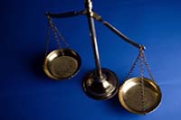 Balanza de la justicia sobre fondo azúl