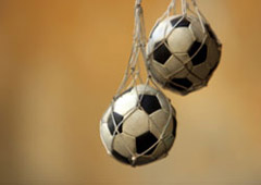 Dos pelotas de fútbol en un llavero.