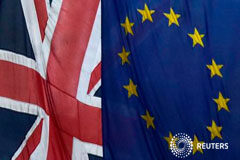 Brexit y tiki-taka Las banderas británica y de la UE en la Casa de Europa de Londres