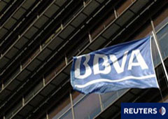 una bandera del BBVA en la sede de la compañía en Madrid el 27 de enero de 2010.