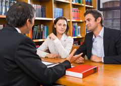 Dos personas conversando con otra