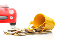 Un coche de juguete y un cubo con monedas