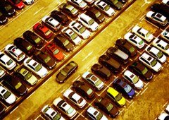 Coches apilados en un polígono.