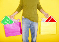 Una persona con bolsas en sus manos