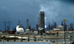 Fábrica industrial vista desde lejos