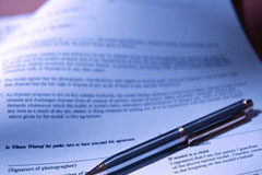 Contratos abusivos y cláusulas bancarias Contrato en papel con un bolígrafo encima.