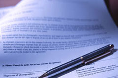 El efecto restitutorio de los contratos de tracto único con empresa concursada Un contrato con un bolígrafo encima.