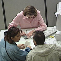 Novedades de la campaña de la renta del ejercicio 2008. Dos personas haciendo la declaración de la renta