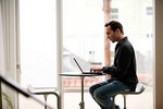 El caso Elitedivix: las descargas peer to peer y los derechos de Propiedad Intelectual. Un hombre escribiendo en el ordenador portatil