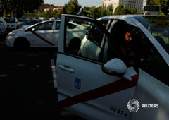 Taxis bloqueando el Paseo de la Castellana en Madrid durante una huelga contra la, en su opinión, competencia desleal de los VTC, Madrid, 1 de agosto de 2018
